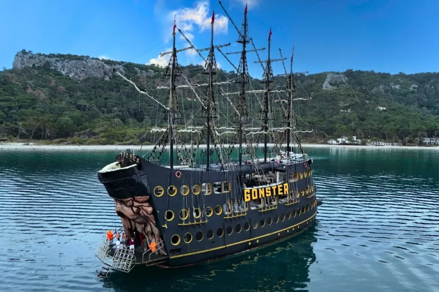 Kemer Dev Korsan Gemisi Turu (Kahvaltı & Her Şey Dahil)